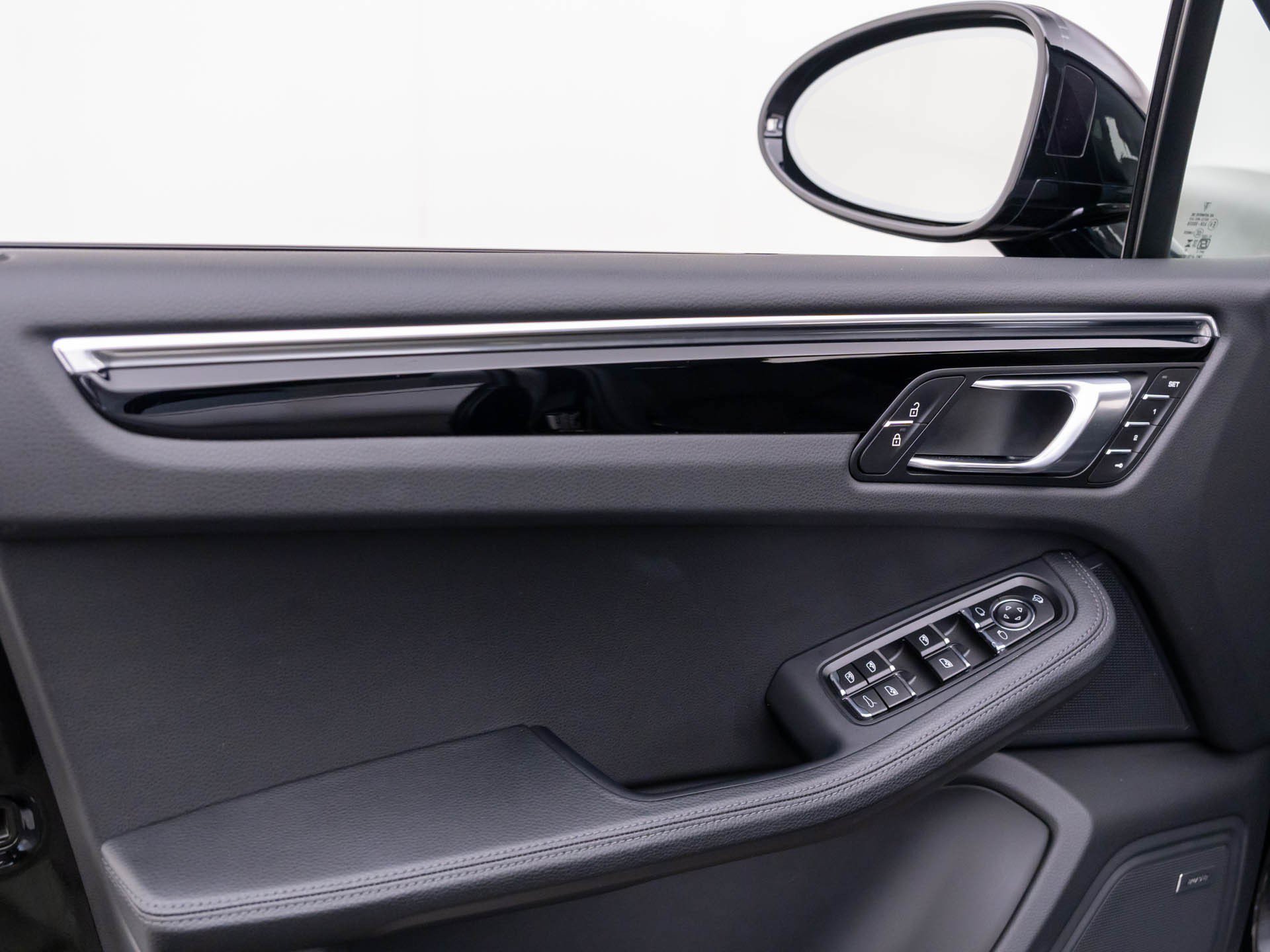 Used 2026 Porsche Macan AWD/4WD image 15