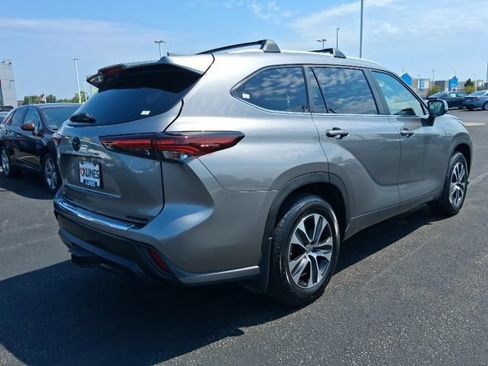 Used 2025 Toyota Highlander XLE AWD/4WD image 4