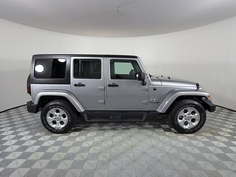 Used 2018 Jeep Wrangler Unlimited Sahara w/ Connectivity Group AWD/4WD image 4