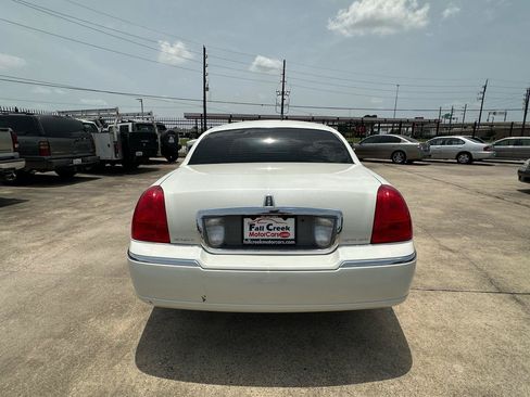 Used 2006 Lincoln Town Car Signature RWD image 4