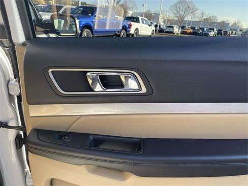 Used 2016 Ford Explorer XLT image 25