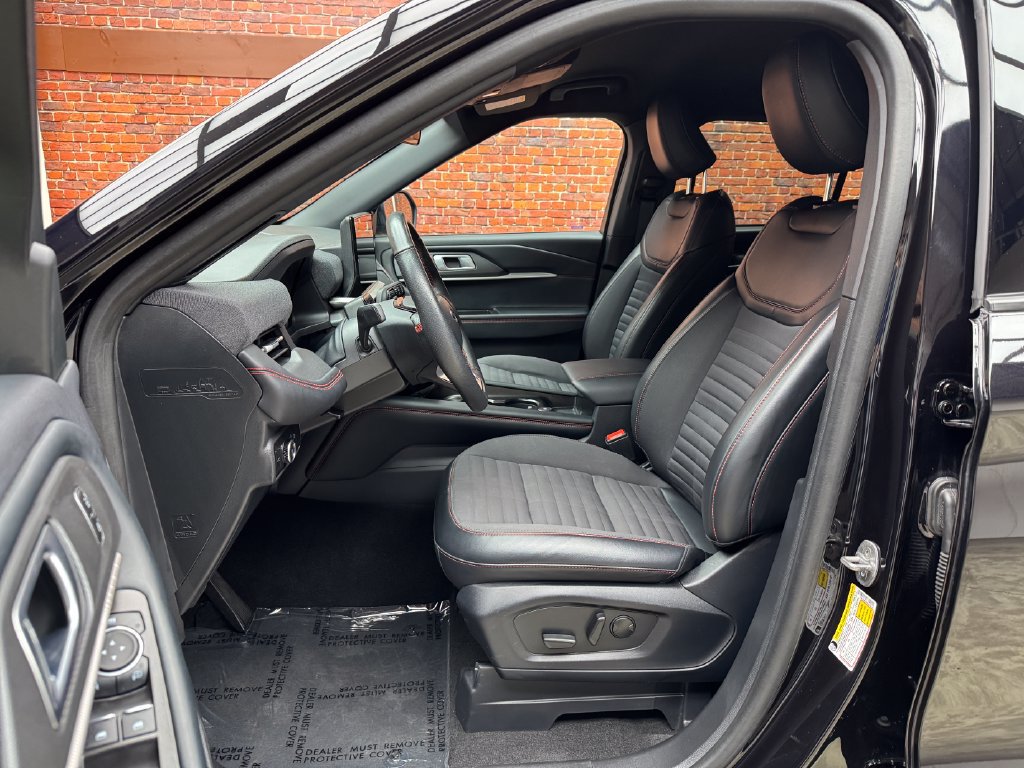 Used 2025 Ford Explorer ST-Line w/ ST-Line Street Pack AWD/4WD image 25