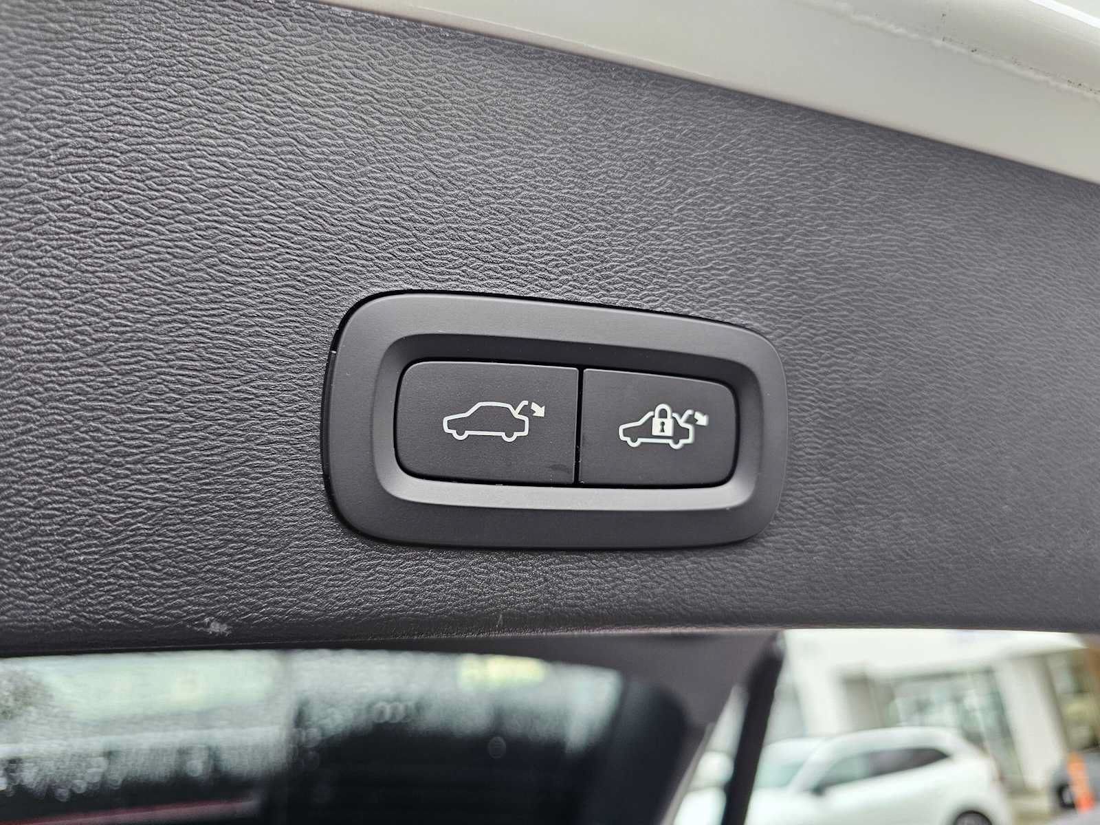 Used 2024 Volvo XC40 B5 Plus w/ Protection Package Premier AWD/4WD image 17