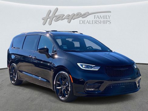 New 2026 Chrysler Pacifica Limited w/ S Appearance Package image 2