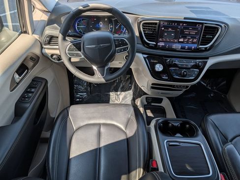 Used 2023 Chrysler Pacifica Touring-L FWD image 17