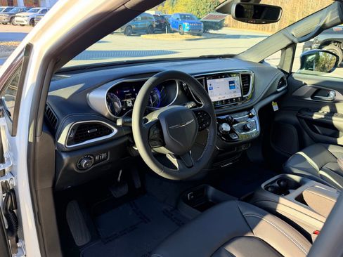 New 2026 Chrysler Pacifica Select w/ S Appearance Package FWD image 13