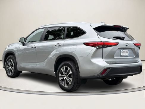 Used 2023 Toyota Highlander XLE AWD/4WD image 3
