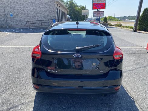 Used 2018 Ford Focus SE w/ Cold Weather Package FWD image 6