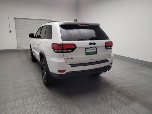 Used 2019 Jeep Grand Cherokee Laredo AWD/4WD image 6