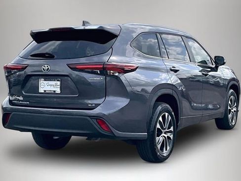 Used 2024 Toyota Highlander XLE FWD image 5
