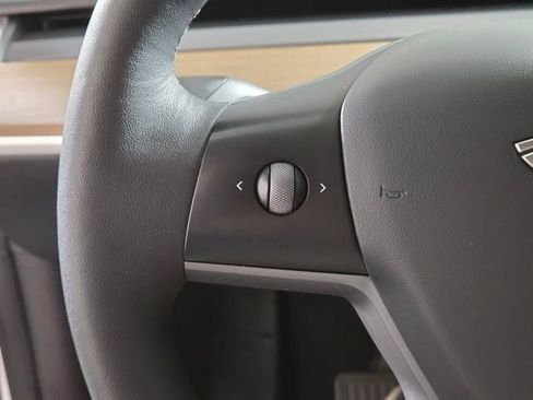 Used 2021 Tesla Model Y Long Range image 33