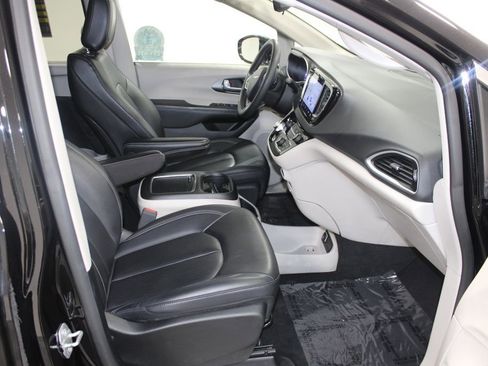 Used 2024 Chrysler Pacifica Touring-L image 26