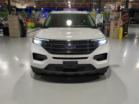Used 2021 Ford Explorer XLT AWD/4WD image 3