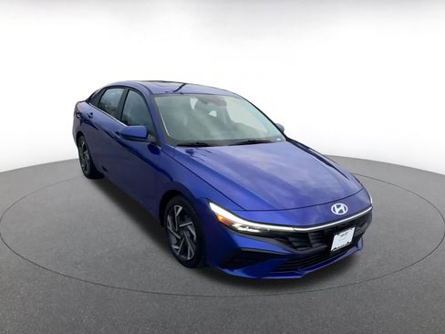 Used 2025 Hyundai Elantra SEL image 3