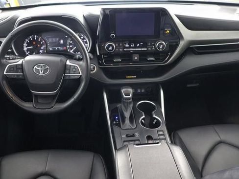 Used 2024 Toyota Highlander XLE AWD/4WD image 10