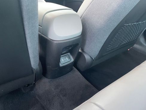 Used 2025 Hyundai Elantra Limited image 24