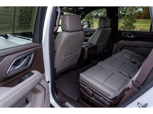 Used 2022 Chevrolet Tahoe LT w/ Luxury Package image 11