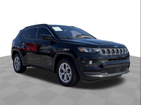 Used 2025 Jeep Compass Latitude AWD/4WD image 7