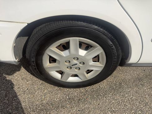 Used 2005 Ford Taurus SE image 8