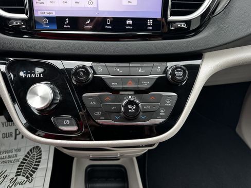 Used 2024 Chrysler Pacifica Touring-L FWD image 16