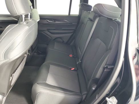 Used 2025 Jeep Grand Cherokee Laredo X image 13