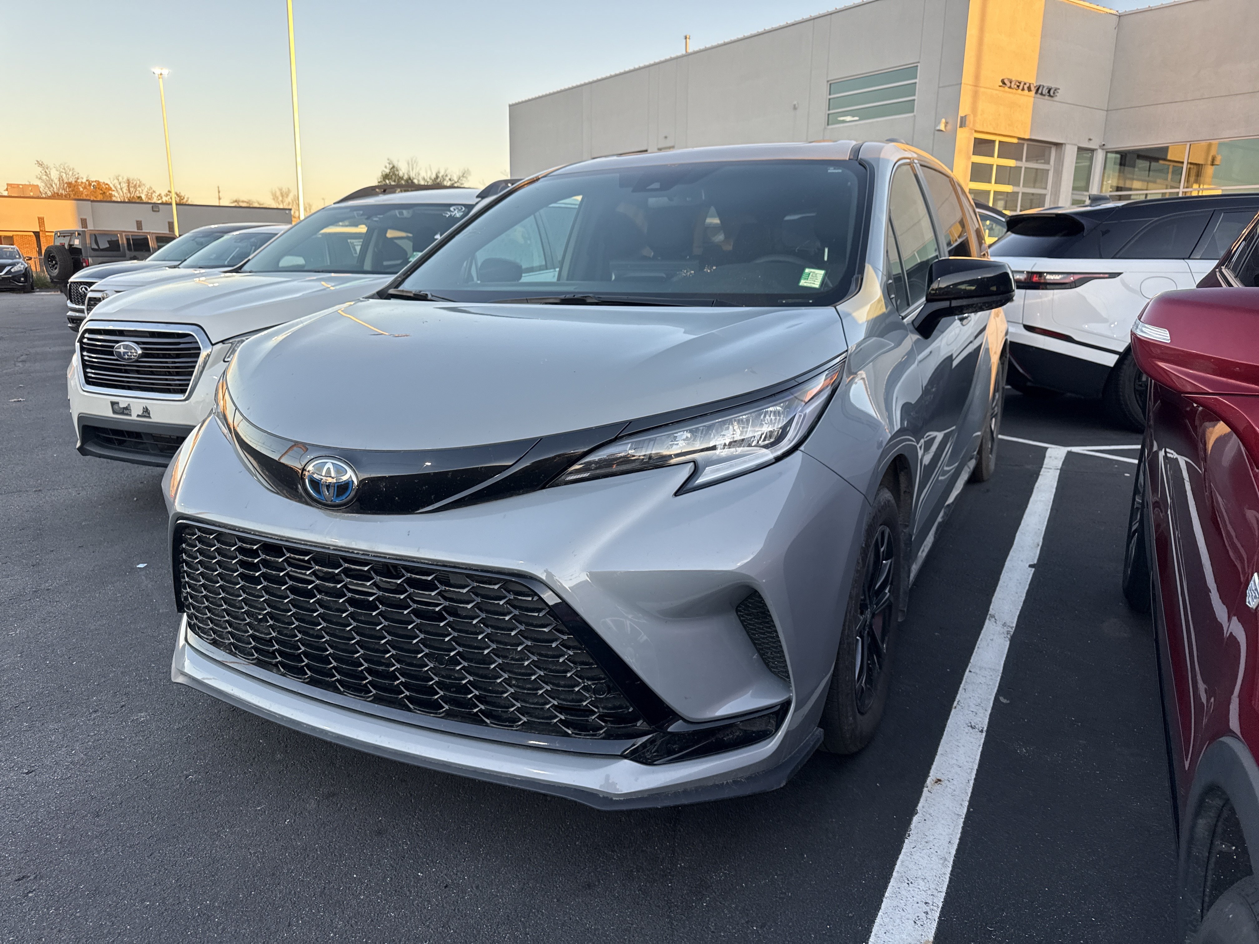 Used 2025 Toyota Sienna XSE AWD/4WD image 1