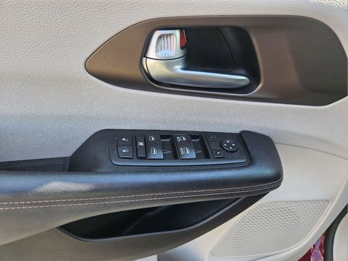Used 2017 Chrysler Pacifica Touring FWD image 19