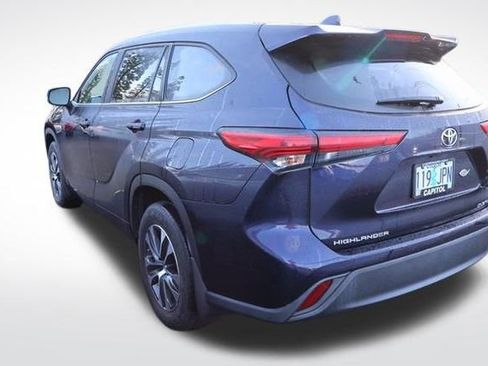 Used 2022 Toyota Highlander XLE image 3