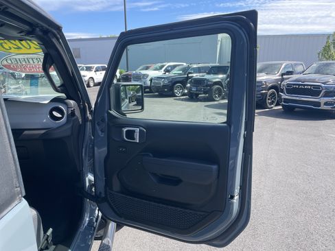 Used 2025 Jeep Wrangler Sport AWD/4WD image 12