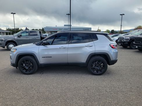Used 2022 Jeep Compass Latitude AWD/4WD image 13
