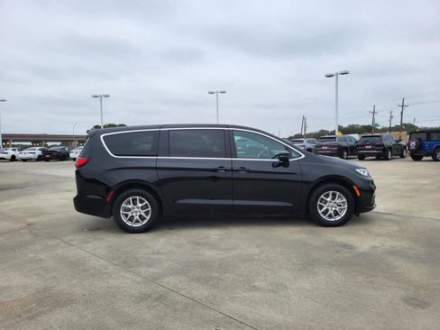 Used 2025 Chrysler Pacifica Select image 6