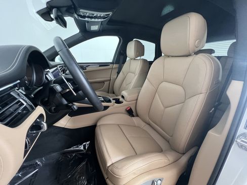 Certified 2026 Porsche Macan AWD/4WD image 5