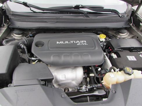 Used 2019 Jeep Cherokee Latitude w/ Cold Weather Group image 9