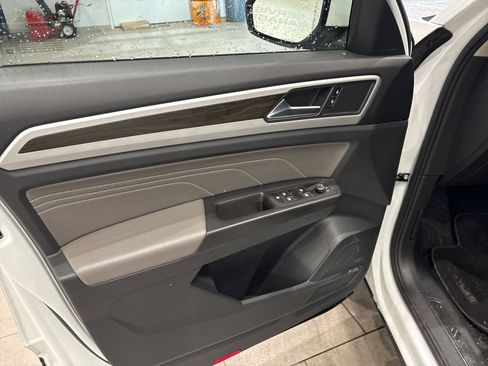 Used 2022 Volkswagen Atlas SE w/ Black Wheel Package image 8