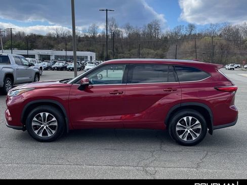 Used 2021 Toyota Highlander XLE image 2