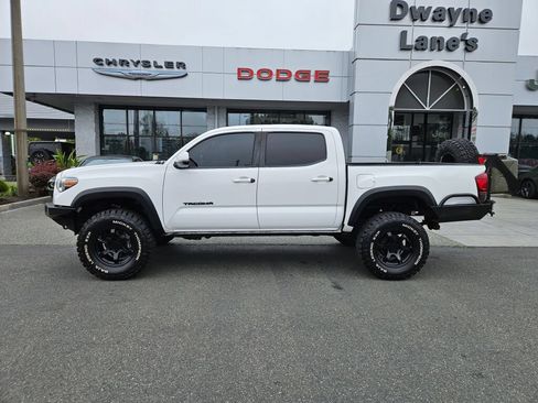 Used 2019 Toyota Tacoma TRD Off-Road AWD/4WD image 2