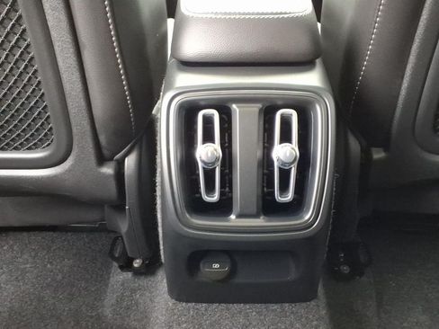 Certified 2025 Volvo XC40 B5 Plus AWD/4WD image 22