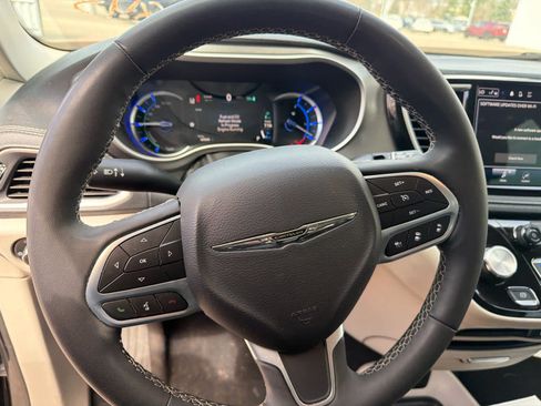 Used 2023 Chrysler Pacifica Touring-L FWD image 12
