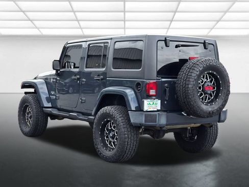 Used 2018 Jeep Wrangler Unlimited Sahara w/ Connectivity Group AWD/4WD image 15