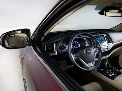 Used 2018 Toyota Highlander AWD V6 image 22