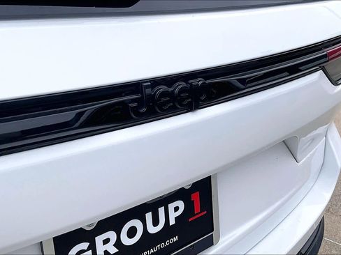 Used 2025 Jeep Grand Cherokee Altitude image 30