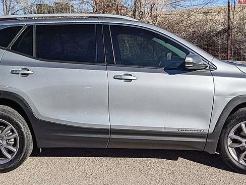 Used 2024 GMC Terrain SLT image 2