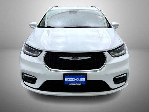 Used 2022 Chrysler Pacifica Touring-L FWD image 2