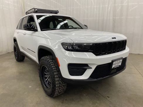 Used 2025 Jeep Grand Cherokee Altitude AWD/4WD image 7