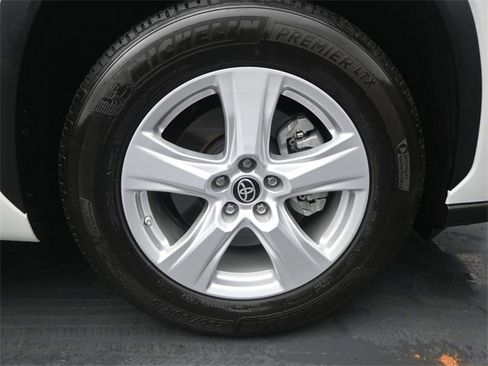 Used 2022 Toyota Highlander LE image 19