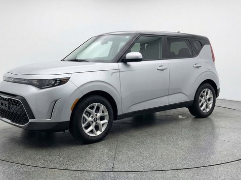 Used 2025 Kia Soul LX w/ LX Technology Package FWD image 2
