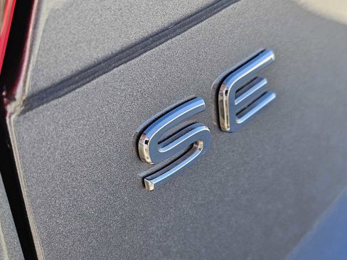 Used 2022 Volkswagen Tiguan SE image 12