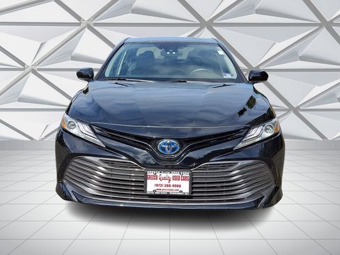 Used 2020 Toyota Camry XLE FWD image 3