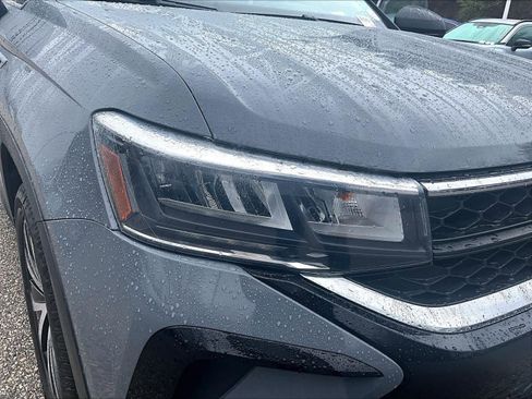 Used 2022 Volkswagen Taos SE w/ Panoramic Sunroof Package image 32