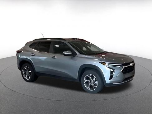 Used 2025 Chevrolet Trax LT FWD image 2